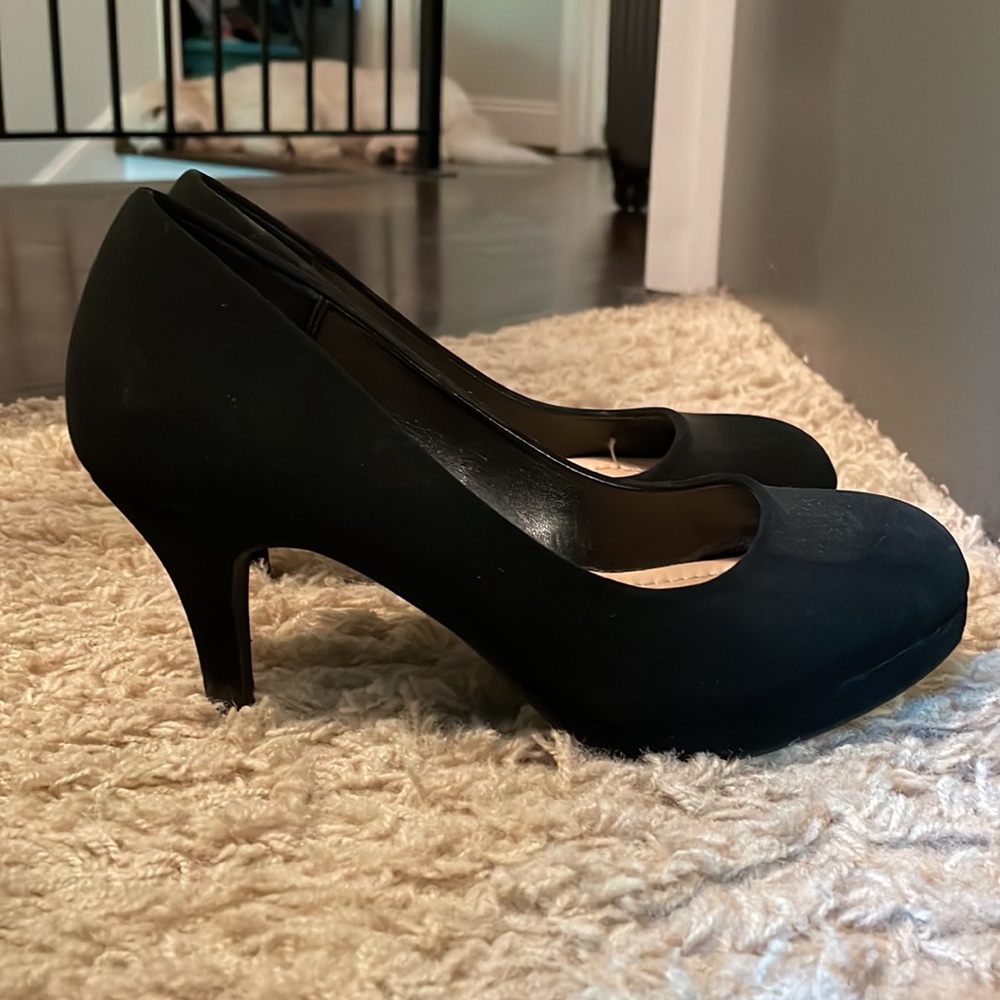 Women’s black heels worn once 7 1/2